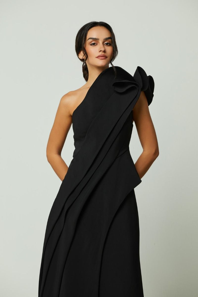 One-shoulder wavy dress